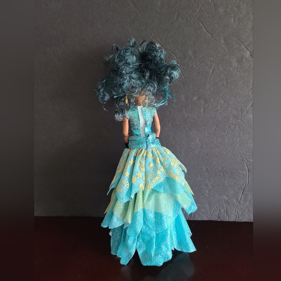 Disney Hasbro Descedants 2 Isle Of The Lost Royal Yacht Ball Uma Doll - Picture 4 of 6